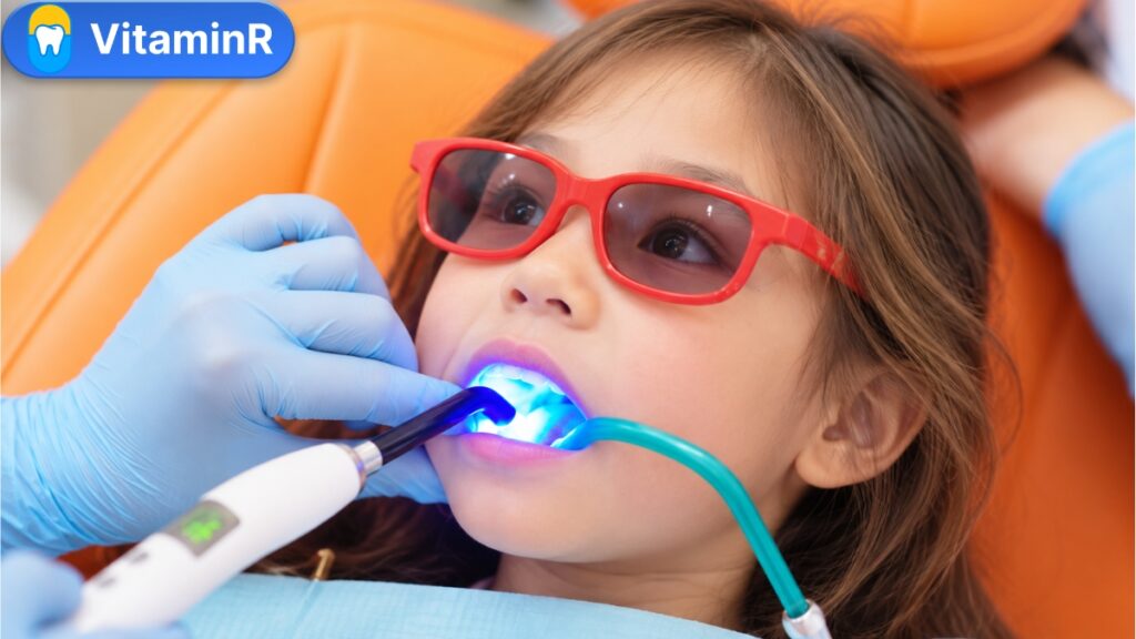 Trẻ được chiếu đèn trong quá trình phục hồi răng tại nha khoa